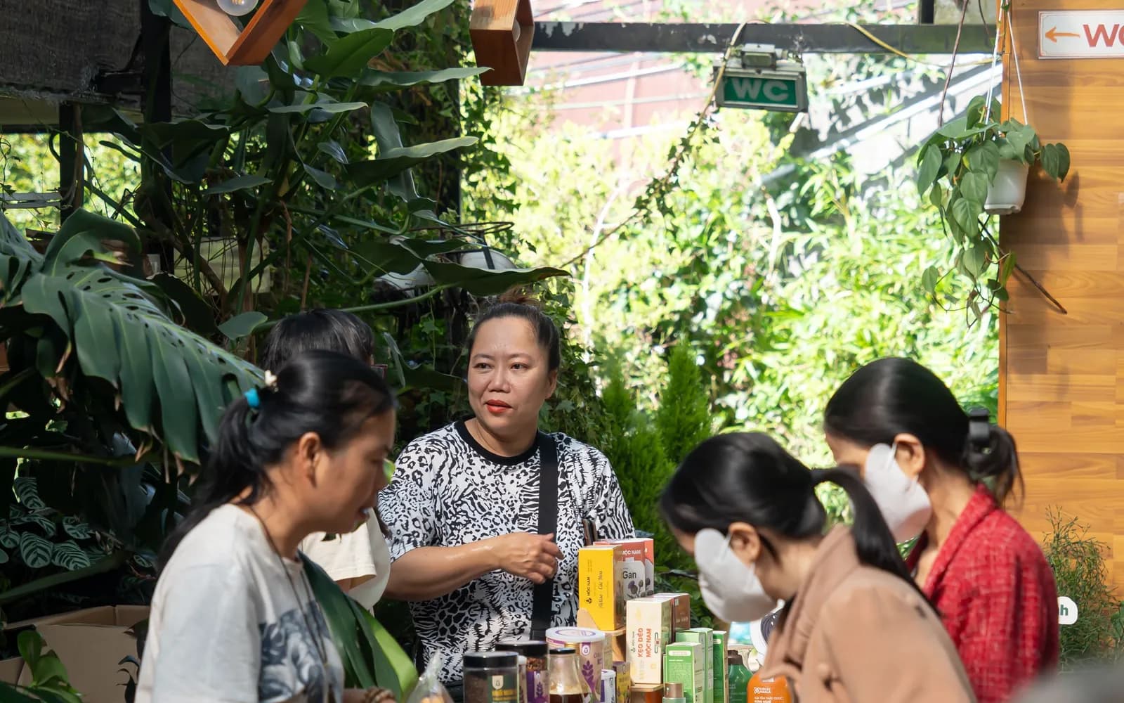 Người tiêu dùng tìm hiểu sản phẩm Việt tại phiên chợ